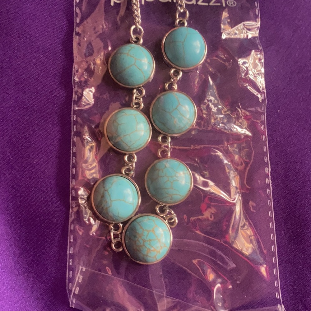 Earnings and necklace set. - Picture 3 of 4